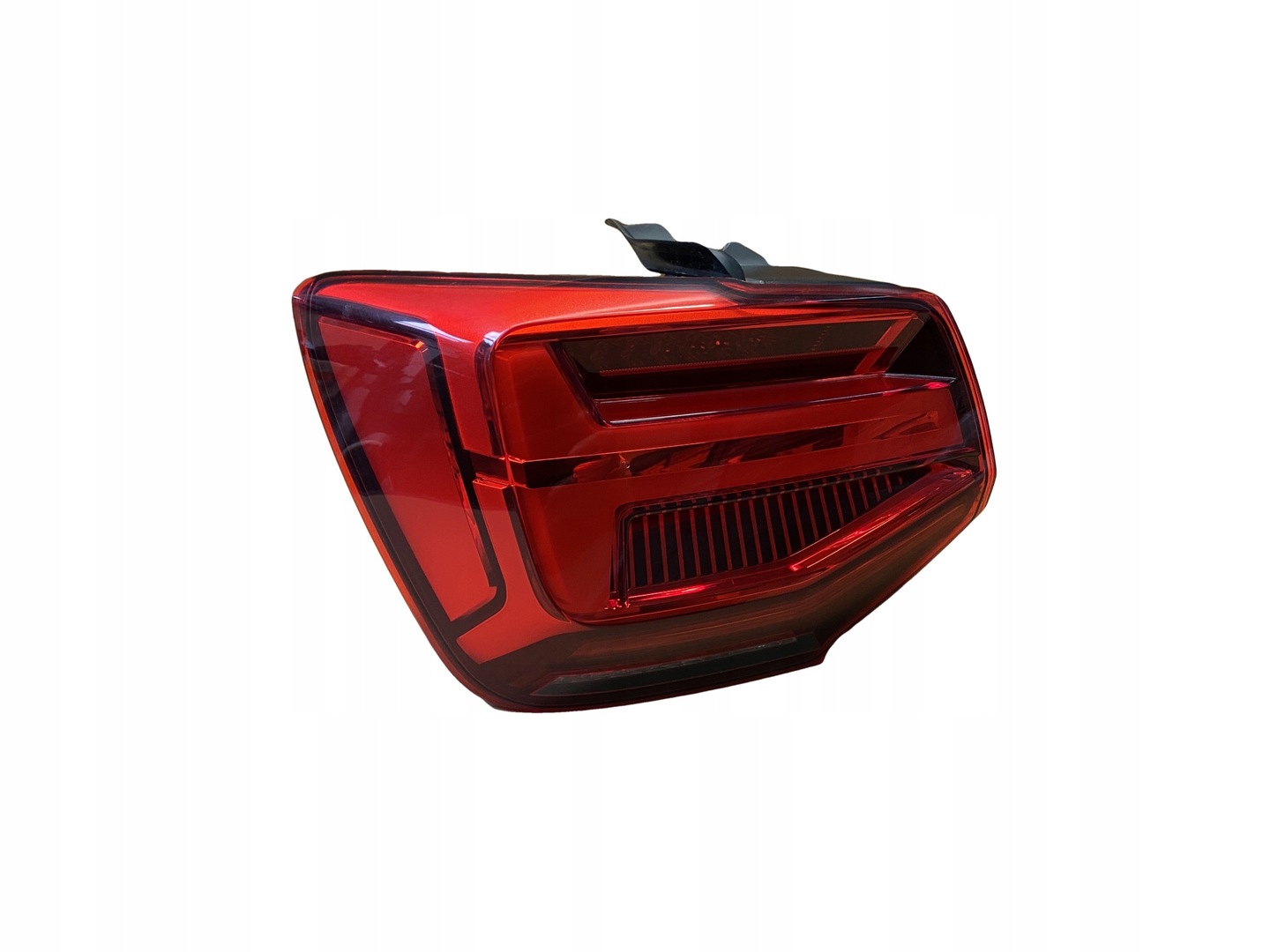 VALEO 047089-STOP LAMBASI LEDLİ SOL Q2 > 81A945091B /2093